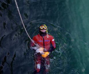 錘運搬する潜水士